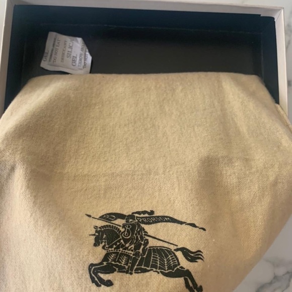 Burberry Authentic NWT and Box Zip Round Wallet - Picture 13 of 14